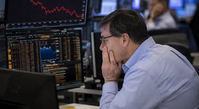 FTSE 100 edges higher as investors balance financial recovery and AI risks