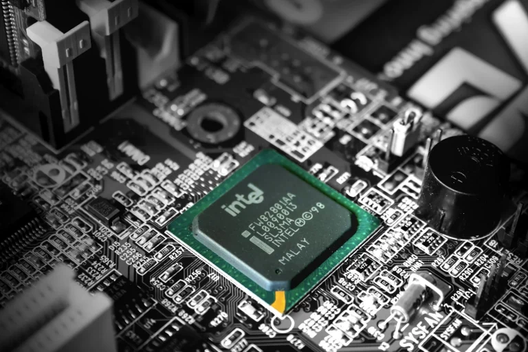 Intel stock forecast: $150 bull case, $90 bear case for 2026